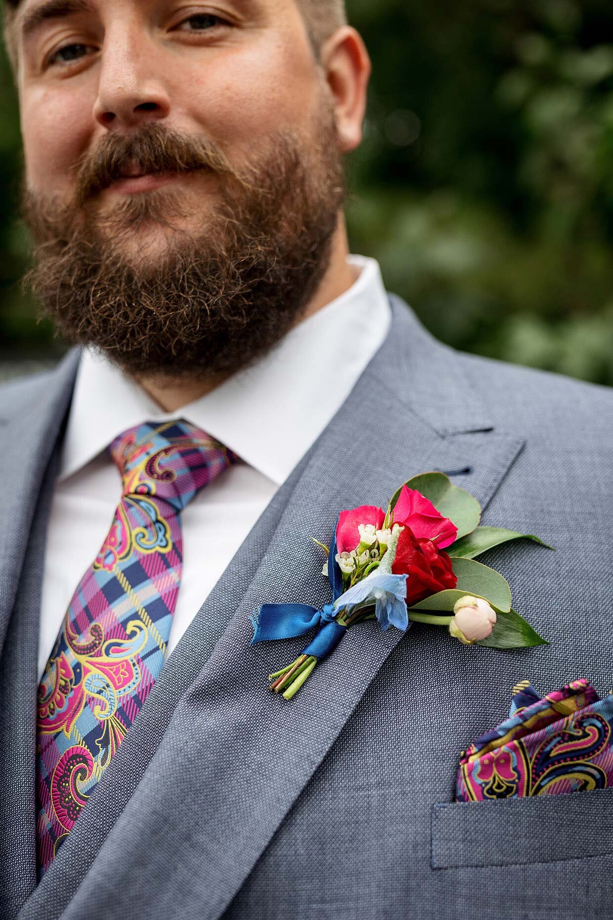 Groom's boutonniere and tie in red and blue