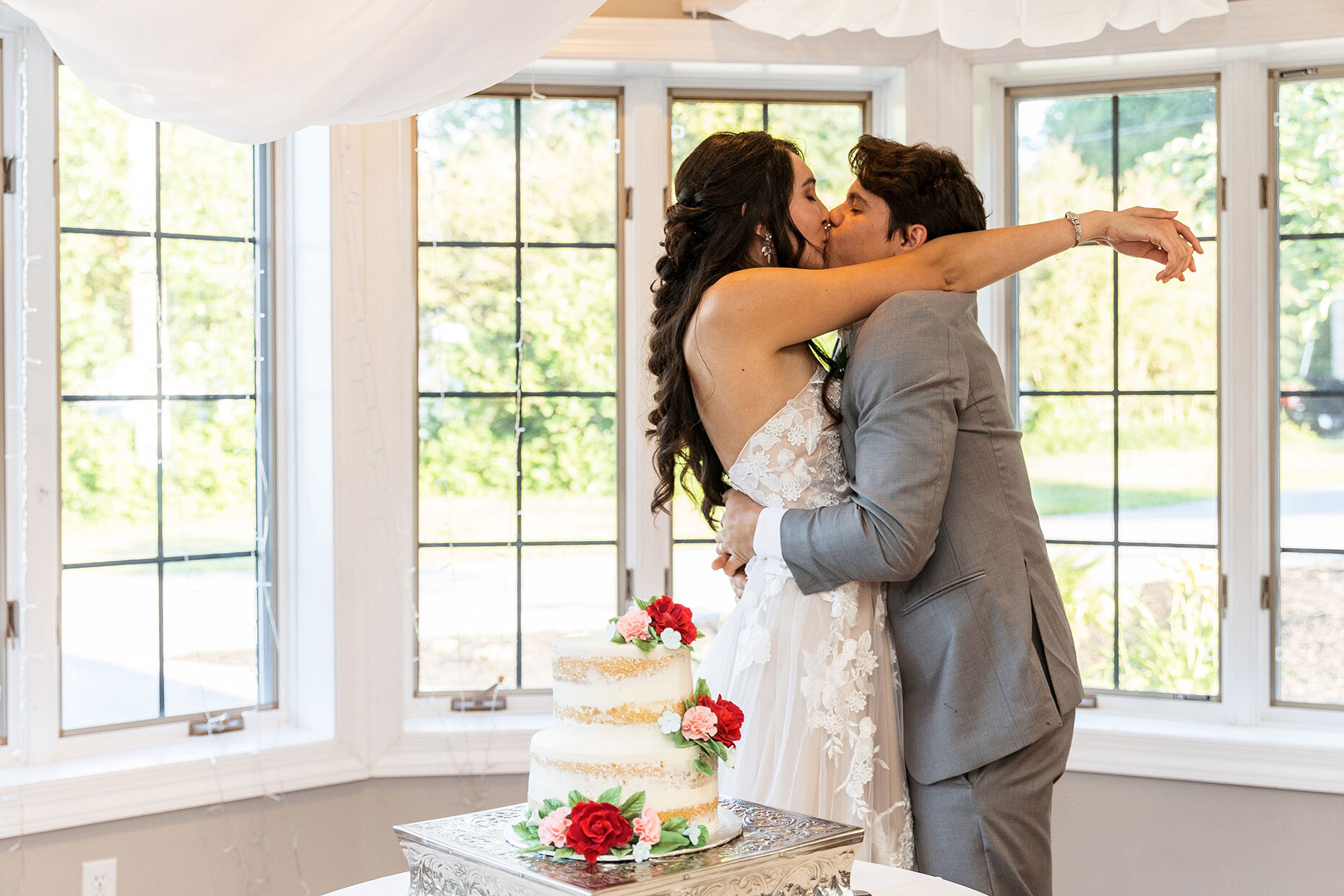 Kiss after cake cutting