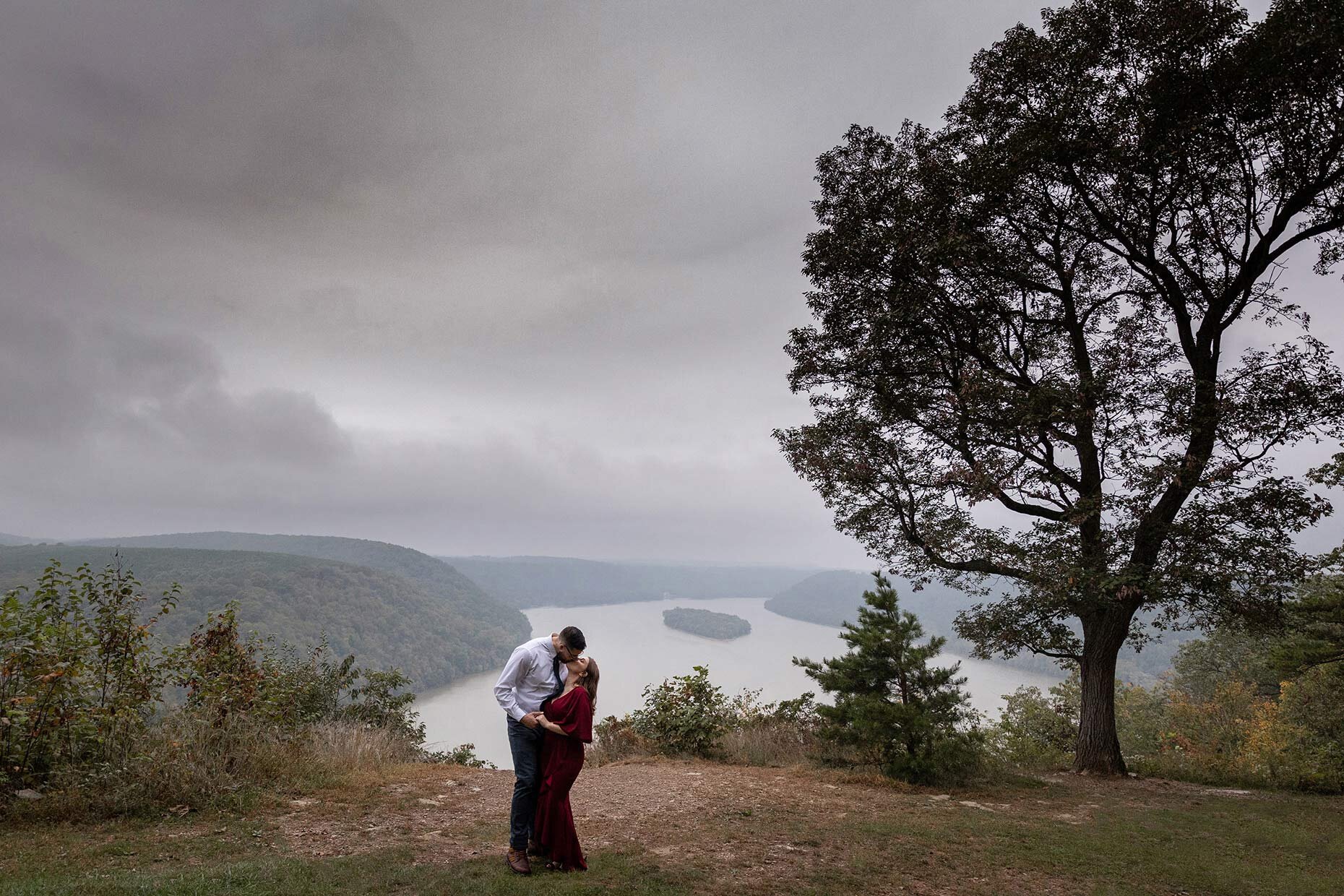 Couple kissing at overlook pinnacle in holtwood, pa