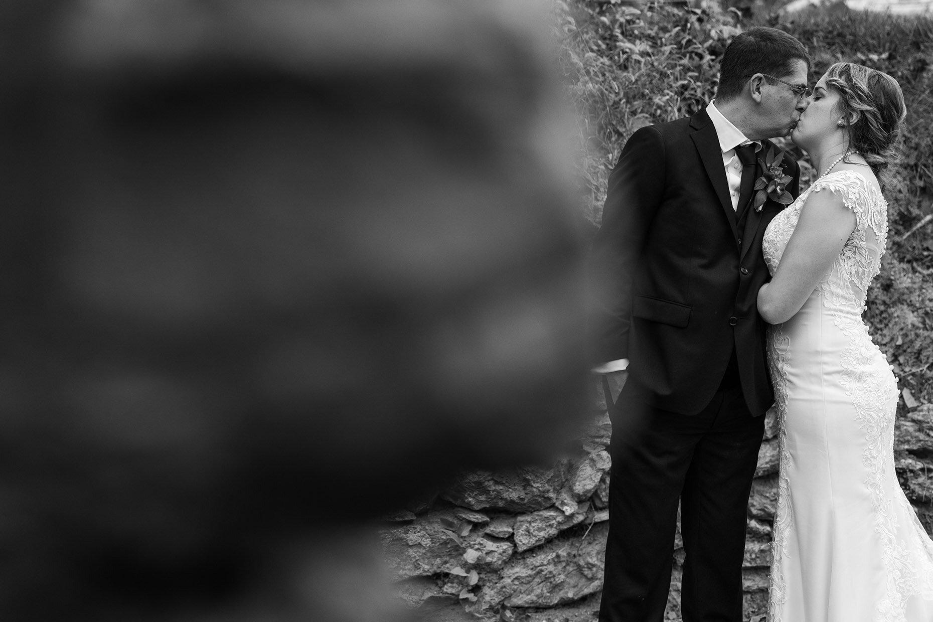 Out of focus wall in black and white with bride &amp; groom 